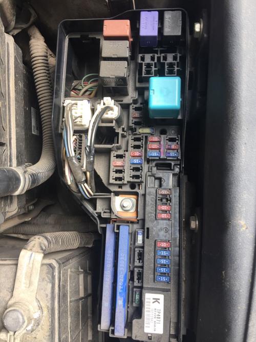 凯美瑞gtm7200gep 点烟器中控没电了,该保险丝位置是在那里的?