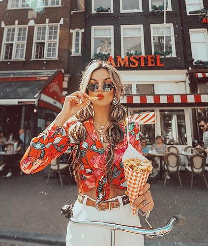 新嬉皮士风格卷土而来:三个时尚博主春日穿搭示范做街拍常胜军