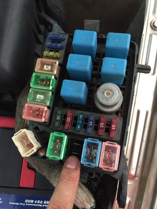 请问各位大神,起亚千里马的门窗保险一插上就烧了,什么原因,求解