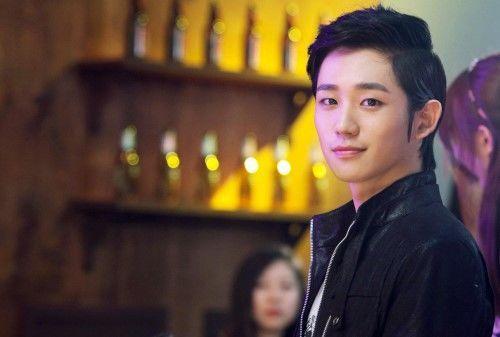 正式作为演员出道则是在2014年,出演了tv朝鲜周末连续剧《百年新娘》