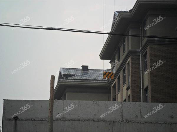 来仔细看看上面的屋顶~~ 起脊的房顶基本不会漏水的