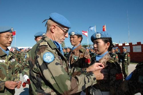 解放军驻外维和部队官兵的军帽和领巾为什么都是天蓝色的,知道的朋友