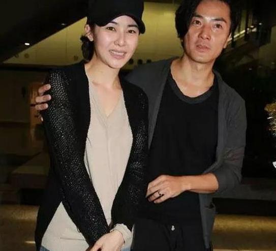 走进郑伊健住的豪宅,装修设计很怀旧,跟八九十年代差不多
