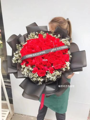 52枝红玫瑰满天星花束_花束_红玫瑰_满天星_植觉花艺生活馆自由行热门