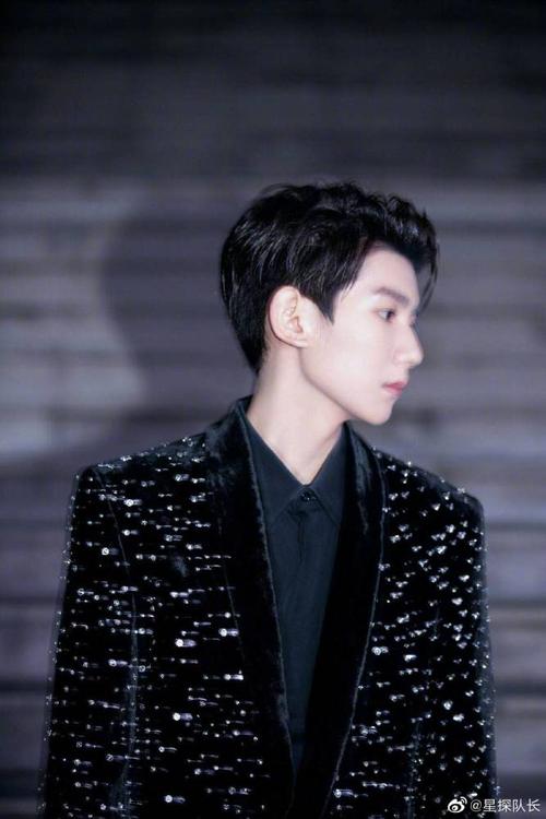 王源身穿黑色西服,酷劲十足