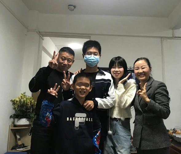 他们一起干杯,三个孩子还依次送上对孙海洋和彭四英的