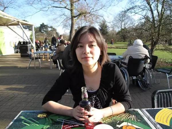 张京,中国外交部冷艳美女,神似赵薇,外交学院的"牛掰学姐"