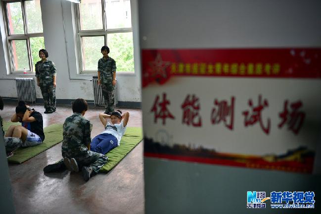 天津女兵应征考评 综合素质是关键
