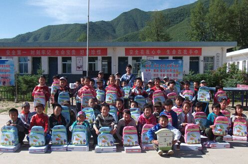 鸿基金"爱的背包"走进甘肃榆中县山区希望小学