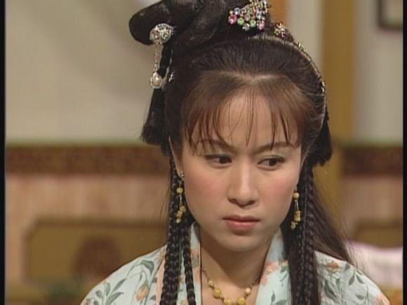 邝文珣在《锦绣良缘》里面的造型更好看.