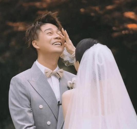 《王牌》主持人沈涛结婚,甜蜜高清照曝光,新娘不是女郎费费