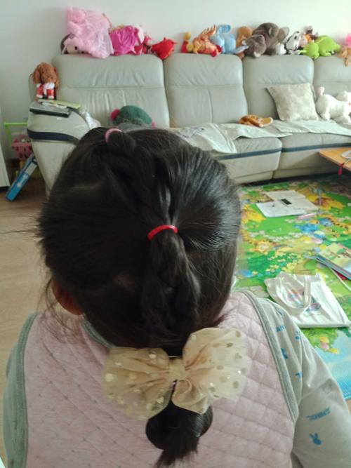 有时候梳好了,要换发型,然后分分钟再换一种,绞尽脑汁,让她觉得自己的