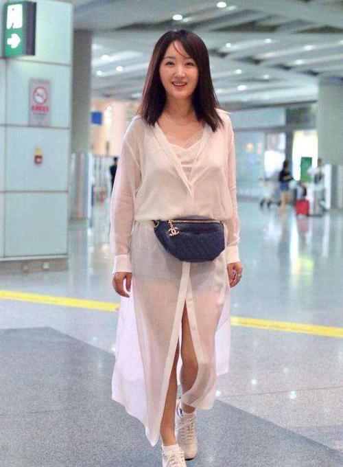 杨钰莹也49岁了穿白色连衣裙扎丸子头高清镜头下状态太真实