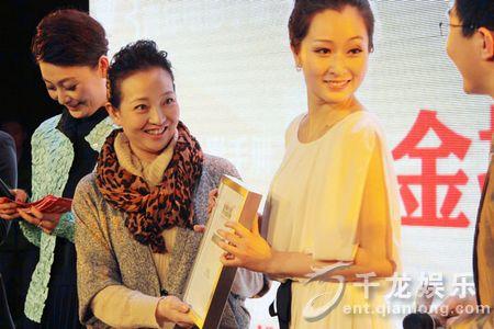 金扫帚奖揭幕 马羚出任年度新人颁奖嘉宾(图)