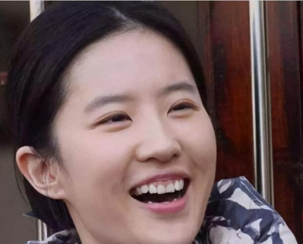 她仍然是一个绝世美女,而赵雅芝不笑也没问题,因为她笑起来会露出不