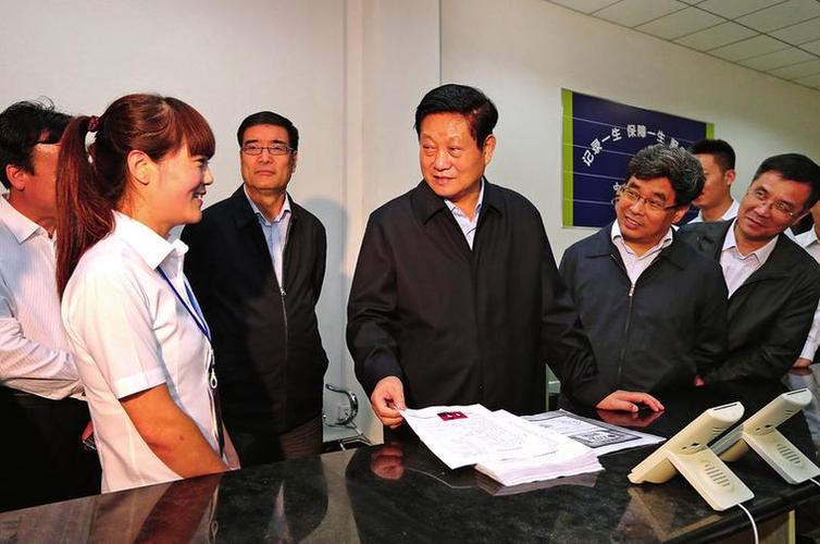 9月8日,省委书记赵正永在彬县新民镇便民中心详细了解运行情况.