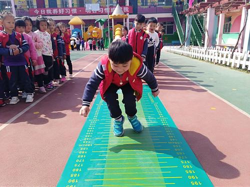 《濮阳市华龙区辰星幼稚园》启航一班本周户外活动【立定跳远】