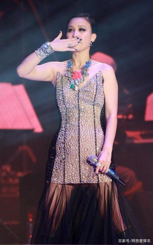 52岁那英真不服老,"多肉"体型穿紧身裙,曲线流畅没赘肉惹人羡