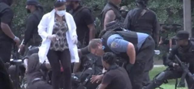 黑白对决,街头混战:350对50,黑命贵武装人数占据,却四散而逃