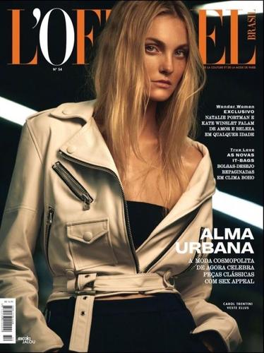超模卡罗琳·特提妮(caroline trentini)一组时尚写真曝光,小雀斑瞬间