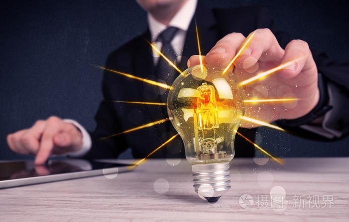 持有一个电灯泡的业务人