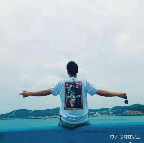背景朝海的男生头像