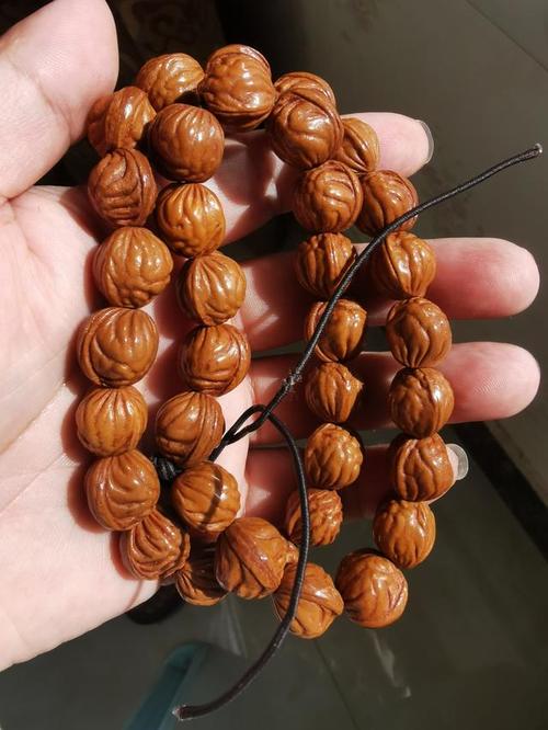 尤其是纯野生山桃核制作的手串,更是一串难求.