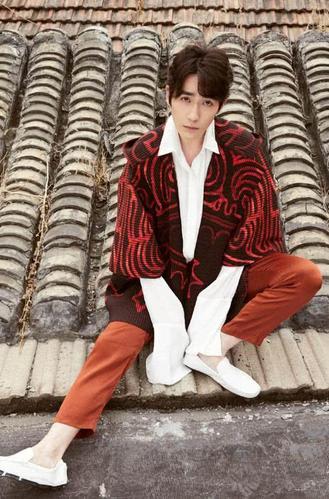 朱一龙厉害了衬衣外穿才是变身居教授的绝技必须满分