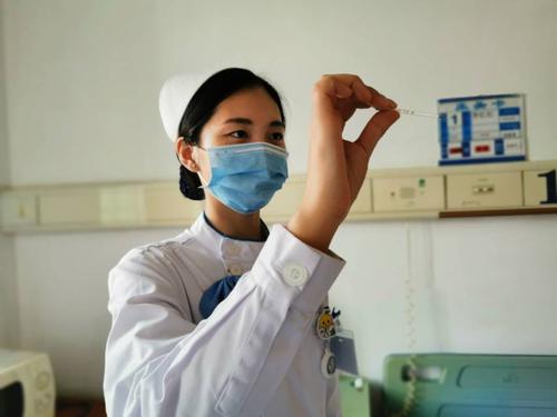 余淑琴护士为患者测量体温