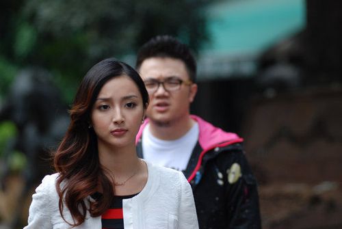 照片中演员巴图正在奋力背着女主角之一的殷叶子.