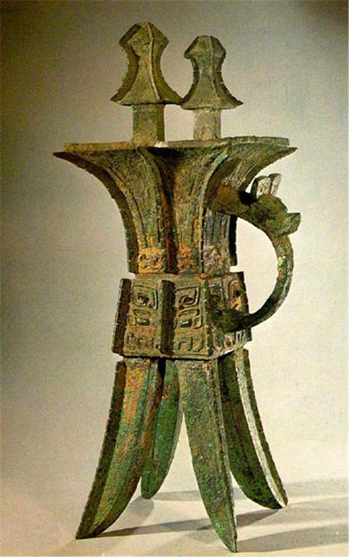 江西的吴城遗址出土的青铜器.