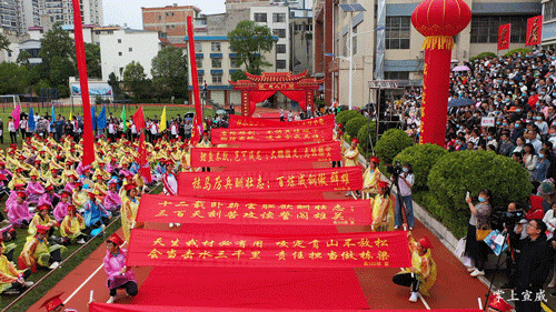 各班宣读励志标语这不仅是一场盛大的成人礼仪式,更是心灵的觉醒.