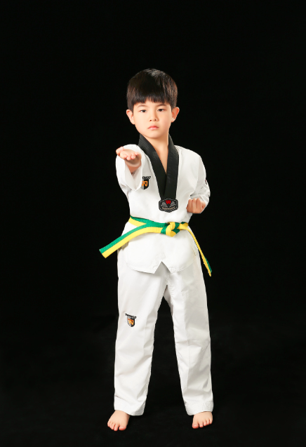 安吉变身跆拳道小帅哥双目圆睁表情严肃一板一眼做动作超可爱