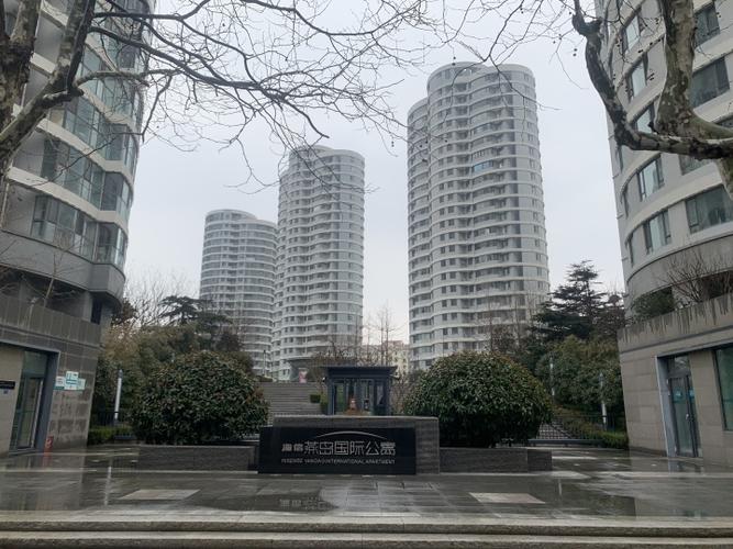 海信燕岛国际公寓二手房 房源特色:经典两居室双卫生间,看小区花园