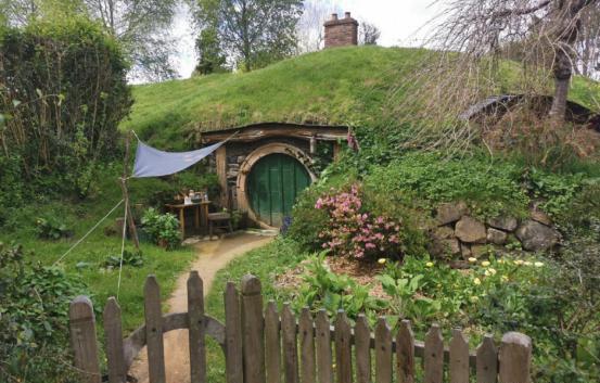 我是不折不扣的《霍比特人》忠实粉丝,显然现在这