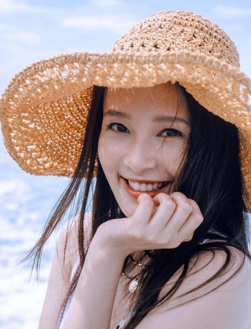 女明星的"最美"笑容,迪丽热巴标准笑线最迷人,刘亦菲也上榜