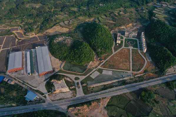 >>信息展播>>正文   2021年7月16日,在贵州省从江县美娥易地扶贫搬迁