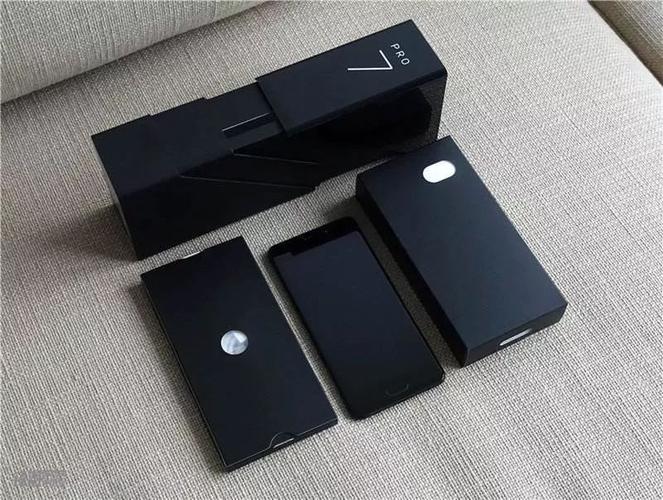 从事故现场照片来看,魅族手机包装盒主体为白色设计,正面中心处印有