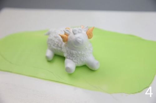 裱花师十二生肖技艺--卡通羊(1/5)