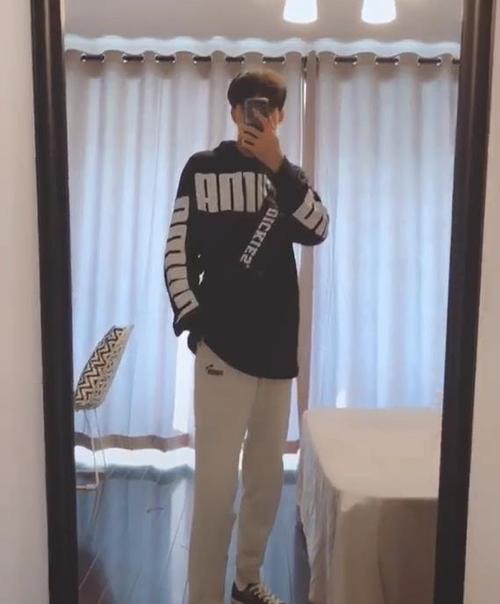 抖音小哥哥帅气腹肌杀,掀起衣服的一瞬间,网友:有空一