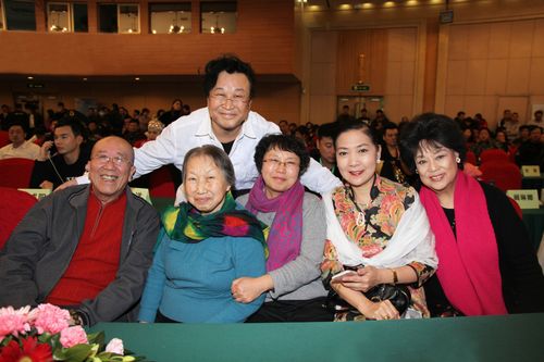 照片说明:著名表演艺术家雷恪生,沈丹萍,邓玉华祝福张俊以的母亲