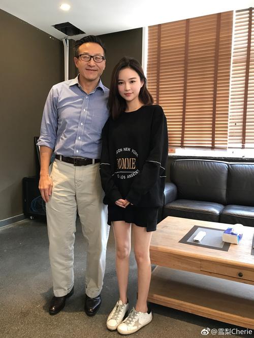 日前,王思聪前女友雪梨与张大奕在微博晒出现身阿里,与蔡崇信合影的