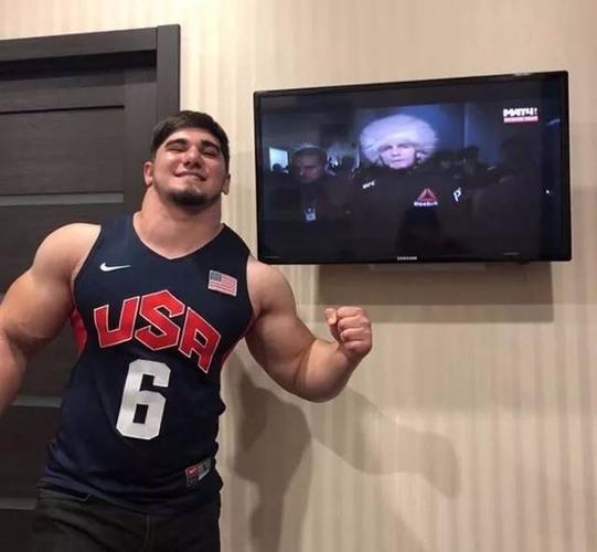 肌肉男大pk:西斯龙选手双臂vs大脖怪单手,你猜谁会赢?