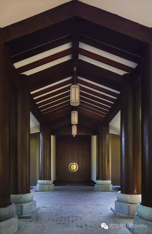 木结构大堂,挑高尖顶设计,中式风格融入地方特色,看着非常的威武霸气.