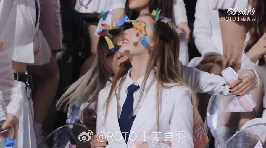 昨天谢安然在台下给姜贞羽撒花了