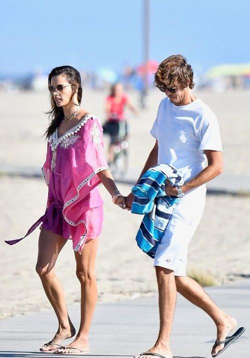 日前,亚历山大·安布罗休(alessandra ambrosio)与男友正在美国圣莫