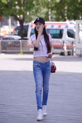 低腰紧身牛仔裤,搭配出露脐装,时尚搭配秀出性感身材!