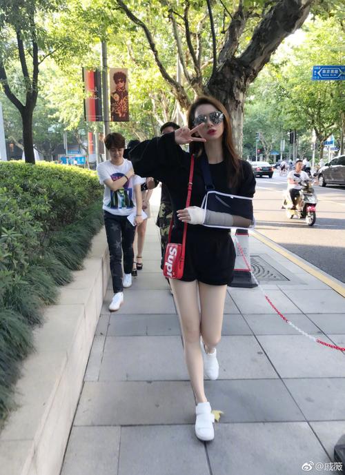戚薇正宗街拍裤超短 一双美腿白到发光