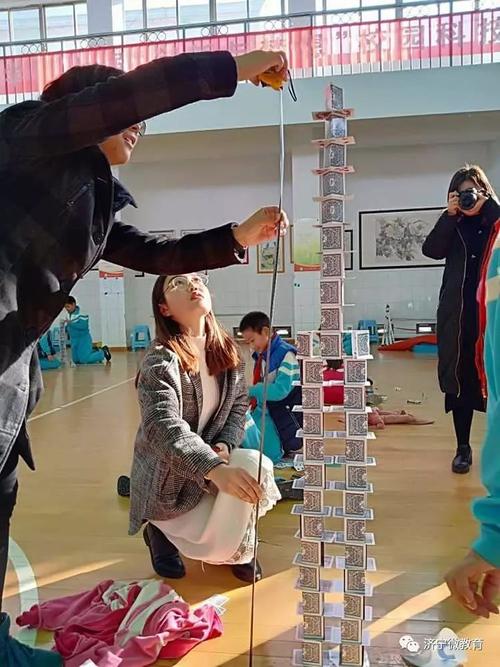 萌娃搭纸牌,巧手建高塔