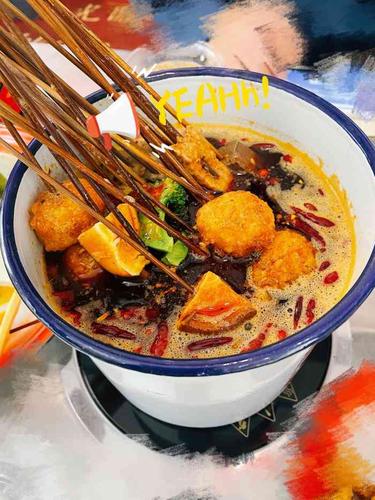 胡玲茶缸串串香(西三教店)-"勒泰北门正对面,路口很,.